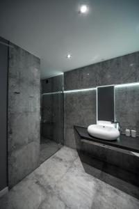 威利兹卡KP Claudia的浴室配有盥洗盆和浴缸。