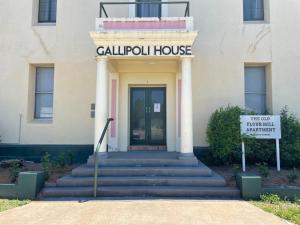 纳拉布赖Gallipoli House- The Loft Apartment的前面有标志的建筑