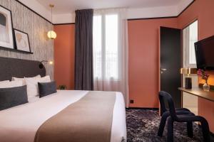 巴黎夏洛特宫殿酒店的酒店客房带一张大床和一把椅子