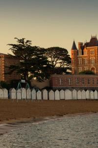 滨海圣布里阿克Le Nessay的城堡前海滩上的冲浪板