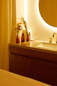 滨海圣布里阿克Le Nessay的浴室的柜台设有水槽和镜子
