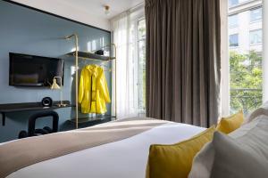 巴黎夏洛特宫殿酒店的酒店客房设有床和窗户。