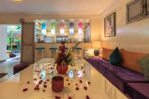 马拉喀什里亚德古斯塔旅馆的客厅配有带鲜花和蜡烛的桌子