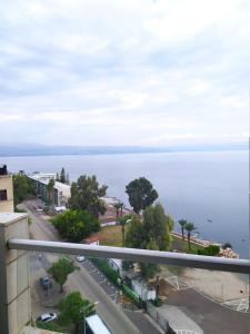 提比里亚Star of Tiberias的从大楼的阳台上可欣赏到海景