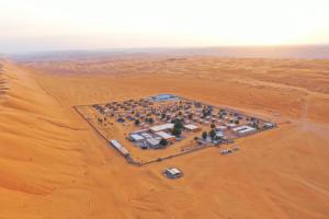 Shāhiq阿拉伯大羚羊营第旅馆的沙漠停车场空中景观