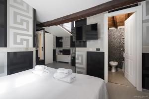 佛罗伦萨Hotel Spagna的卧室配有白色床和毛巾