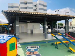 阿拉卡茹APêAju - Apartamento com tudo novinho só para você的一个空的游泳池,有一座建筑的背景