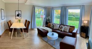 格赫伦-莱宾Blick ins Grüne- Premium-FeWo的客厅配有沙发和桌子