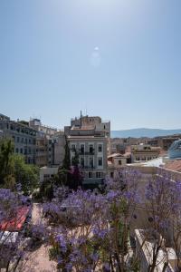 雅典埃姆帕里康雅典酒店的从一座紫色花房屋顶上欣赏美景