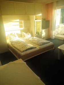 巴特维尔东根Haus Royal的一间卧室设有两张床和窗户。