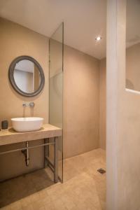 雅典埃姆帕里康雅典酒店的一间带水槽和镜子的浴室