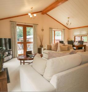 LanliveryCrocus Lodge的客厅配有白色的沙发和桌子