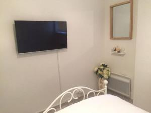 马赛MAGNIFIQUE T3 85m2 VIEUX PORT/CORNICHE的卧室墙上的平面电视