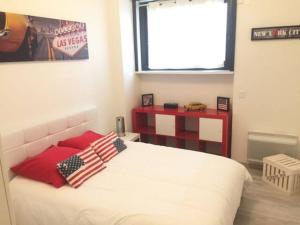 马赛MAGNIFIQUE T3 85m2 VIEUX PORT/CORNICHE的一间卧室配有一张带美国国旗的床。