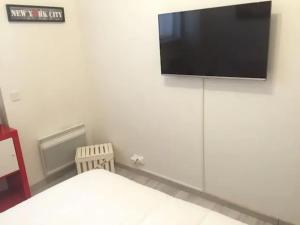 马赛MAGNIFIQUE T3 85m2 VIEUX PORT/CORNICHE的墙上配有平面电视的房间
