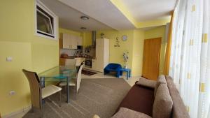 克拉尼斯卡戈拉Apartma BaLe的带沙发和玻璃桌的客厅