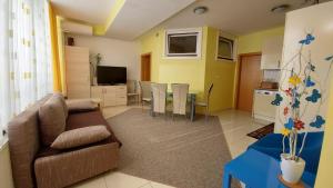 克拉尼斯卡戈拉Apartma BaLe的客厅配有沙发和桌子