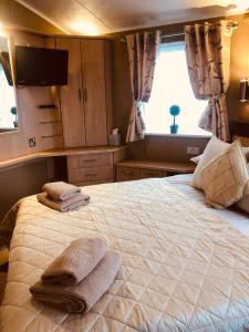 奥克尼Rymmon Retreat的一间卧室配有一张大床和毛巾