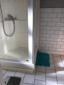 戈灵Melrose cottage的带淋浴和浴缸的白色浴室