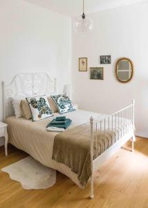 梅拉诺Delightful Villa Rina的白色卧室内的一张白色床,配有床架