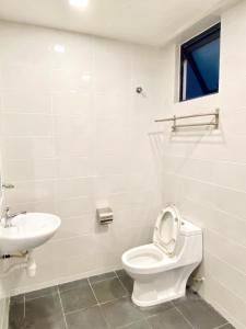 加影Corner Unit Landmark Residence 2, High Floor, Nice View, WiFi & Tvbox, Free Parking的白色的浴室设有卫生间和水槽。