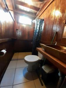 阿廷斯Kite Point Atins的一间带卫生间和水槽的浴室