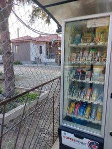 Dolna MitropoliyaКвартири ЦЕНТРАЛ的围栏旁装满食物和饮料的冰箱