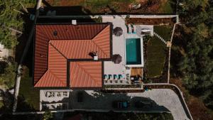 马林斯卡Luxury Villa Luana的享有红色屋顶房屋的顶部景色