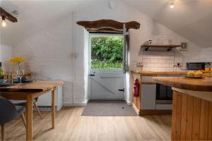 Bryn-crugThe Granary的厨房设有一扇门,通往带桌子的厨房