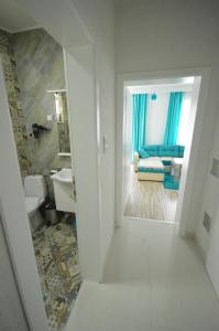 奥赫里德Antonio Apartments的享有带水槽的浴室和客厅的景色