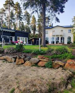 奥卢Lakehouse Oulu的前面有石墙的房子