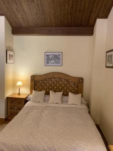 巴尔德利纳雷斯瓦尔德林纳莱斯公寓的一间卧室设有一张大床和木制天花板