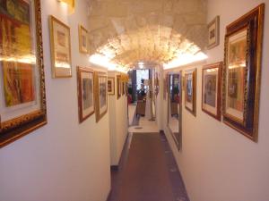 萨萨里维托里奥埃马努埃莱酒店的博物馆的走廊,墙上挂有绘画作品