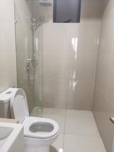 吉隆坡Aishiteru Homestay的白色的浴室设有卫生间和淋浴。