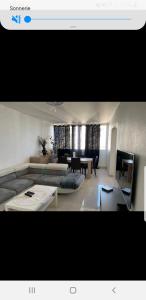维勒班Appartement Laurent Bonnevay的客厅配有沙发和桌子