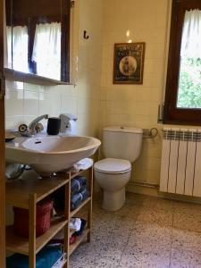 埃斯波特Apartament familiar - Els Encantats - Espot的一间带水槽和卫生间的浴室