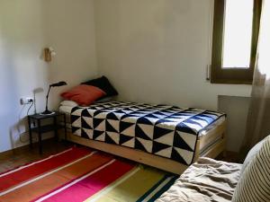 埃斯波特Apartament familiar - Els Encantats - Espot的小房间设有两张床和一盏灯