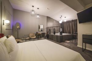 波德戈里察Boscovich Boutique Hotel的一间酒店客房 - 带一张床和一间浴室