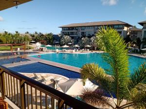 嘎林海斯港Portoparadise - Beach Class Eco life Residence的从度假村的阳台上可欣赏到游泳池的景色