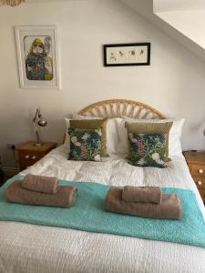 法尔茅斯5 Porth Gwel的一间卧室配有一张床,上面有两条毛巾