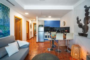 莫罗德哈布雷Chada Morro Jable的带沙发的客厅和厨房