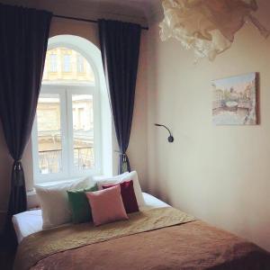 圣彼得堡Best View Kazanskaya的一间卧室配有一张带窗户的床