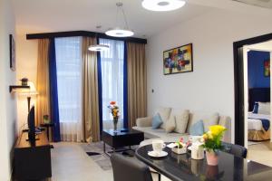 阿布扎比爱迪萨瓦酒店公寓的客厅配有沙发和桌子