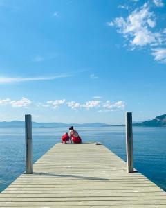 RensåNice little house right by the sea, stunning view!的坐在水面上的人