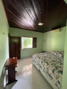 阿尔特杜尚Casa em Alter do chão - lago verde的一间卧室设有一张床和木制天花板