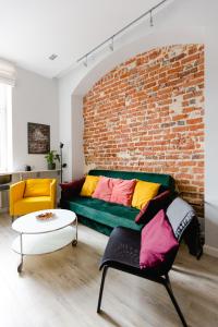 弗罗茨瓦夫Apartament Rynek的带沙发和砖墙的客厅