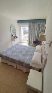 帕尔马诺瓦罗伯托旅馆的一间卧室设有一张大床和一个窗户。