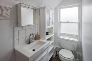 哈利法克斯The Loft At Hiltz House的白色的浴室设有水槽和卫生间。