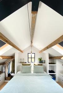 鹿特丹Guesthouse Rotterdam, tinyhouse nearby Kralingen的一间卧室设有一张大床和外露横梁。