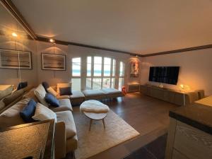 圣马洛Le Grand Sillon - Le Georges的客厅配有沙发和桌子